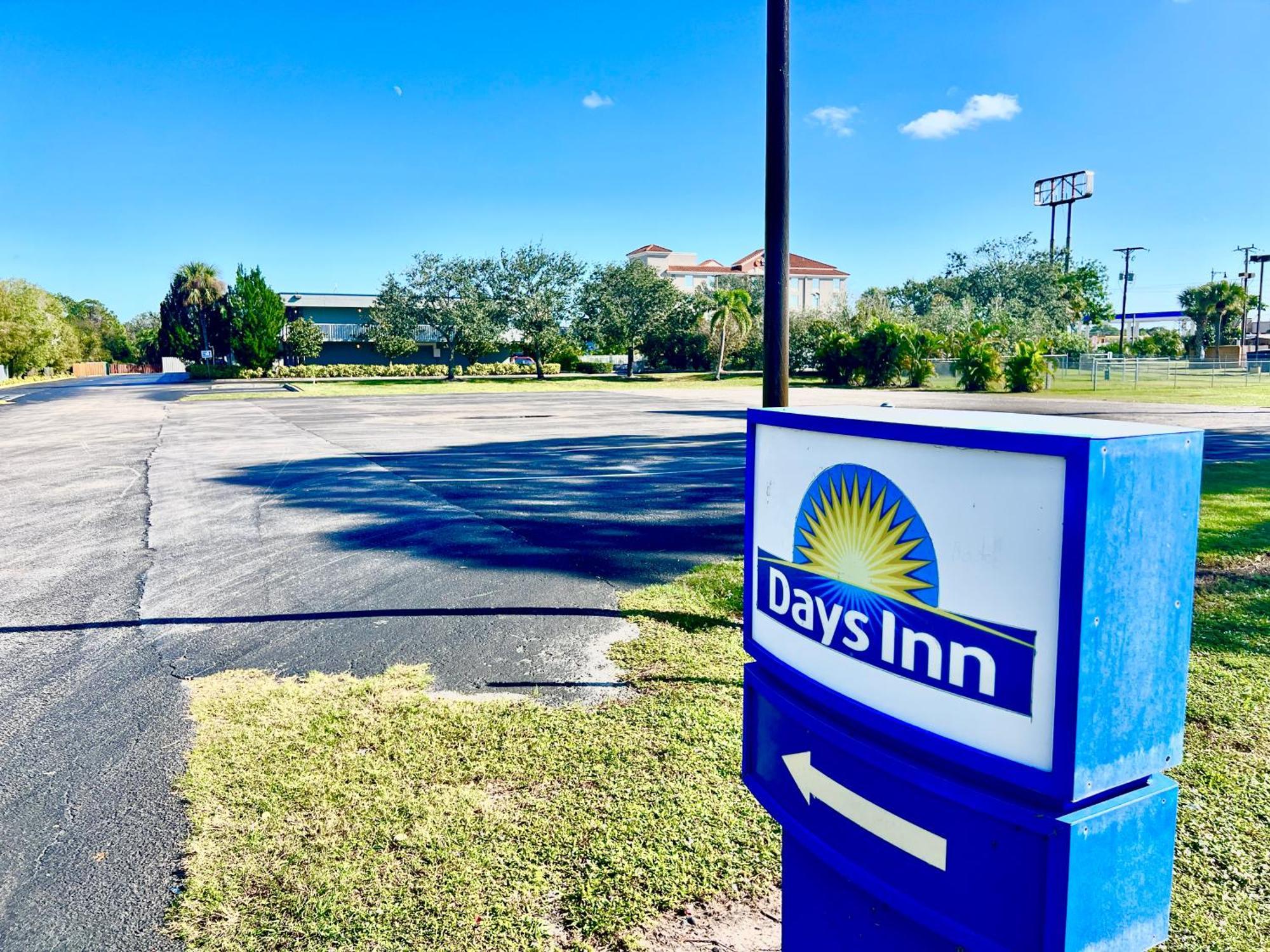 Days Inn By Wyndham Melbourne Exterior photo